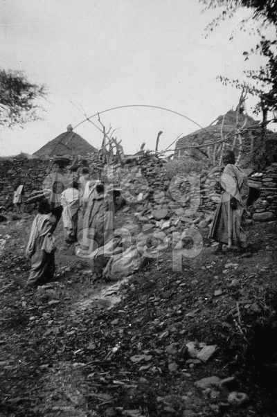 Africa Orientale Italiana - Indigeni al villaggio