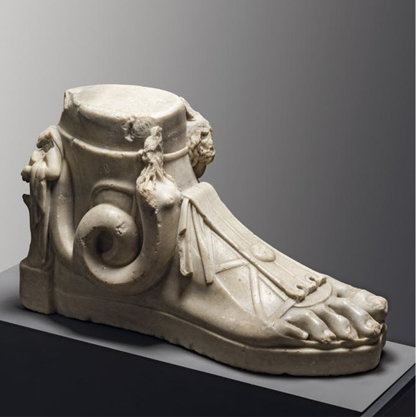 Ai piedi degli dei. L'arte della calzatura tra antica Roma, cinema colossal e moda contemporanea
