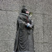 Hacking monuments. Tips to make sense of them