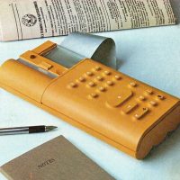Mario Bellini racconta Divisumma 18: la calcolatrice elettronica portatile realizzata nel 1973 dalla Olivetti