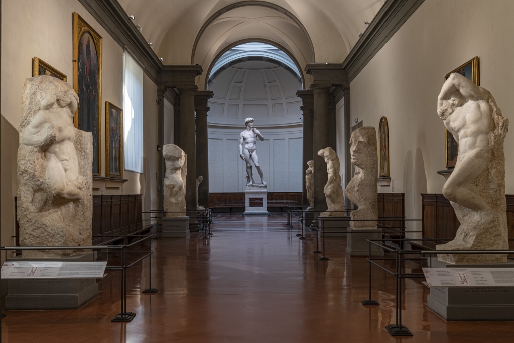 Nuovi arredi nella galleria dei Prigioni dell'Accademia di Firenze