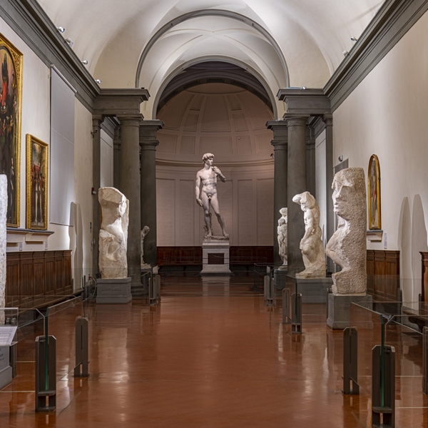 Ultimata la nuova illuminazione nella galleria dei Prigioni di Michelangelo
