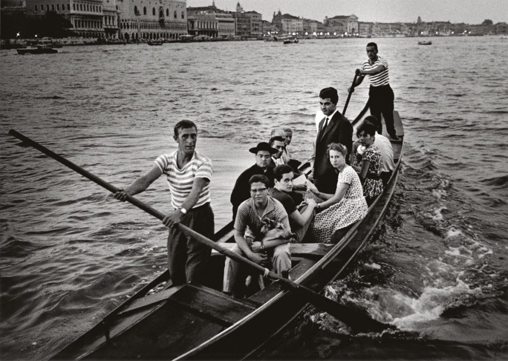 Traghetto di Punta della Dogana, Venezia, 1960 - © Gianni Berengo Gardin. Courtesy Fondazione Forma per la Fotografia