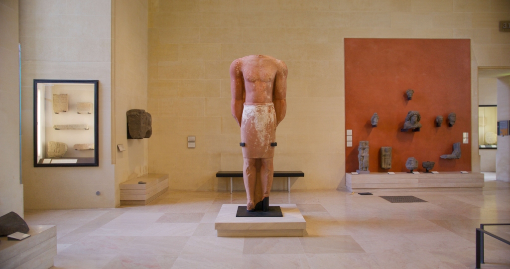 Un'antica statua monumentale lihyanita giunge al Museo del Louvre da Alula