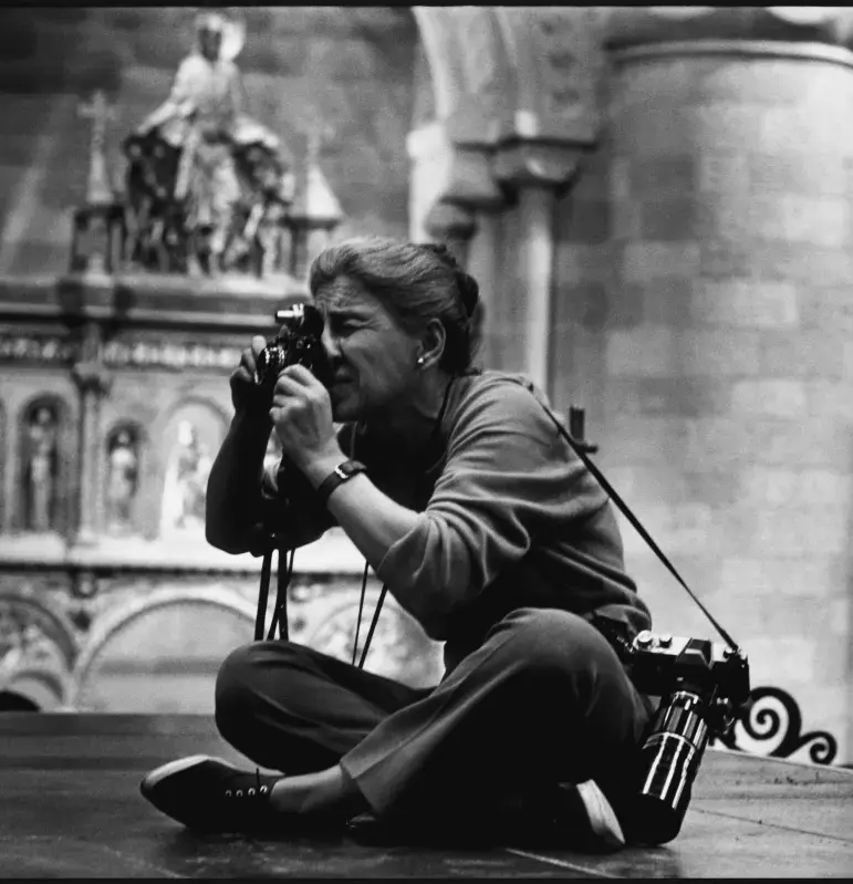 Eve Arnold on the set of "Becket", England, 1963. Photo by Robert Penn