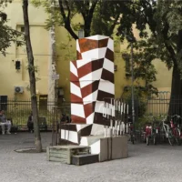 Pulpito e altre figure. Installazione di Flavio Favelli