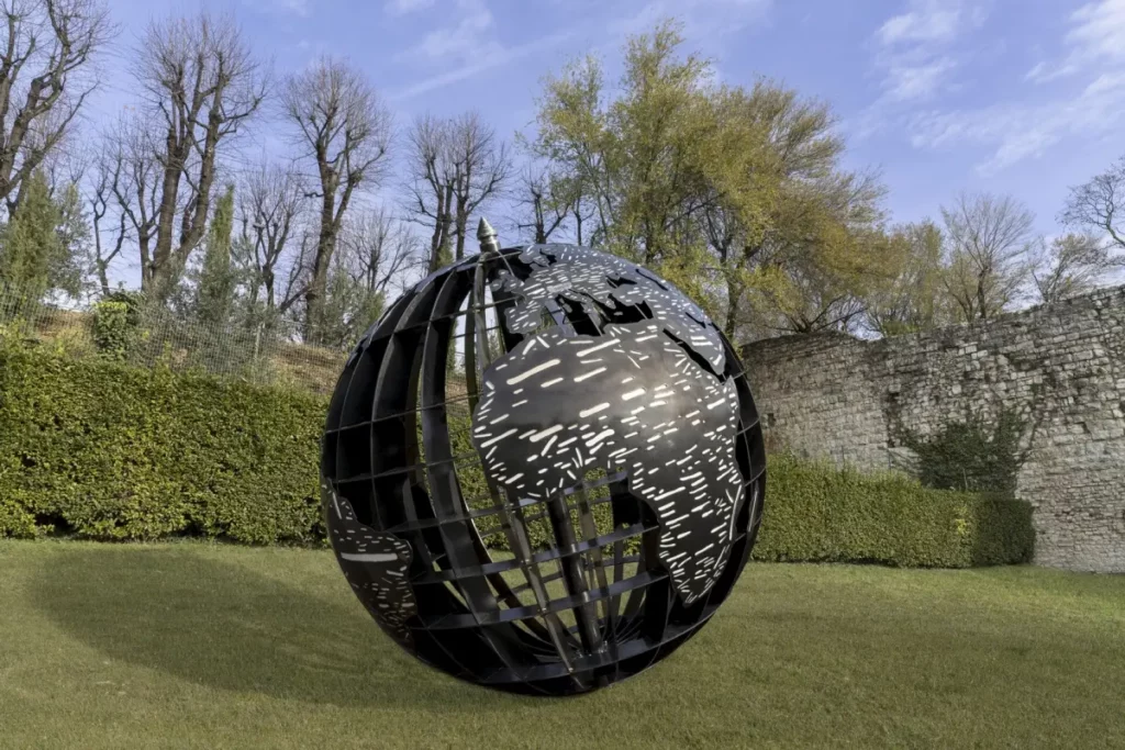 "Mondo d'acciaio" di Emilio Isgrò in permanenza al Parco delle Sculture di Brescia