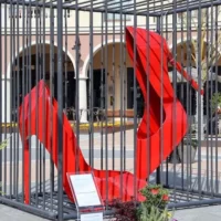 La violenza ĆØ una gabbia. Installazione di Anna Izzo