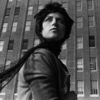 Cindy Sherman e le "mise en scène" fotografiche che sfidano le nozioni di genere