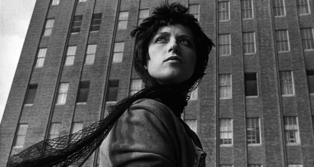 Cindy Sherman e le "mise en scène" fotografiche che sfidano le nozioni di genere