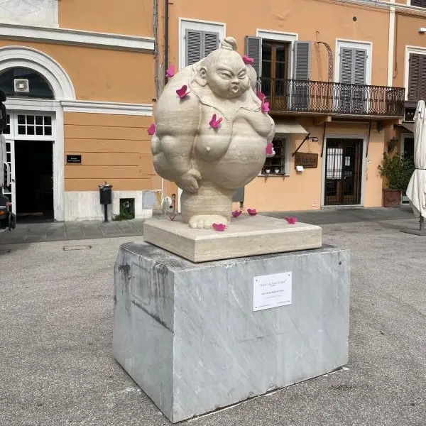 "Amor con amor si paga": installazione di Monica Foglia a Pietrasanta
