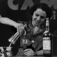 Bar stories on camera. Galleria Campari - Magnum Photos