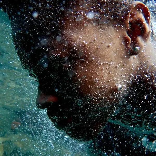 Otras montañas, las que andan sueltas bajo el agua